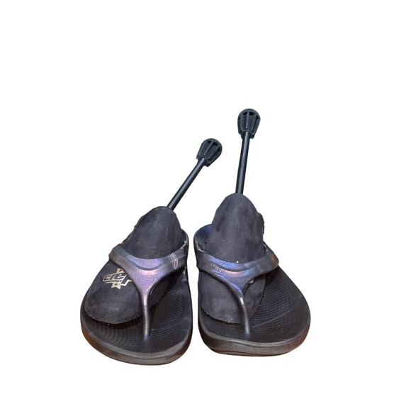 Oofos rubber sandals in good condtion size 10 women's - Picture 2 of 7